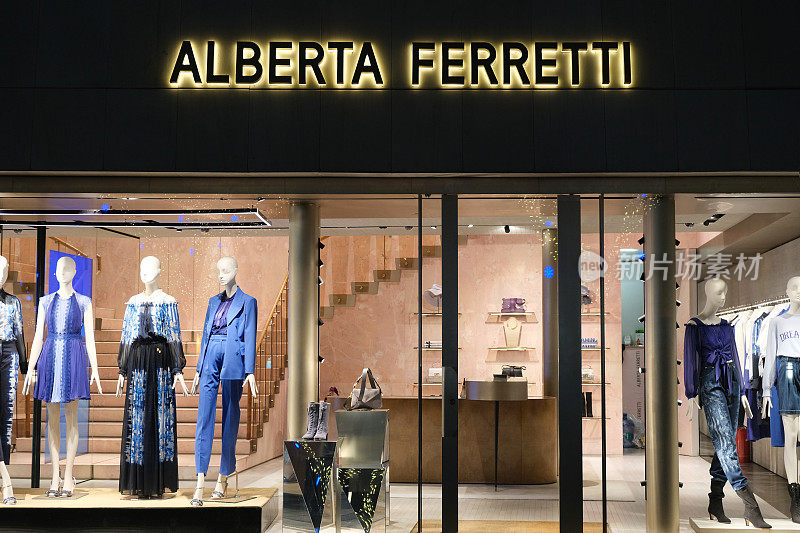 Alberta Ferretti服装店的立面。